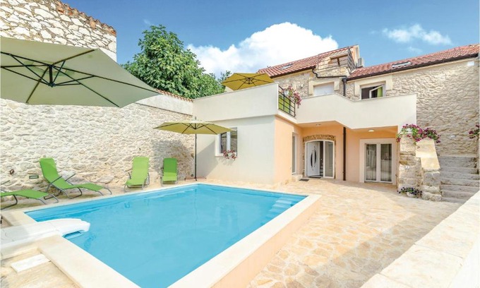 Crno Casa | Stunning home in Zadar with WiFi, Outdoor swimming pool and Sauna