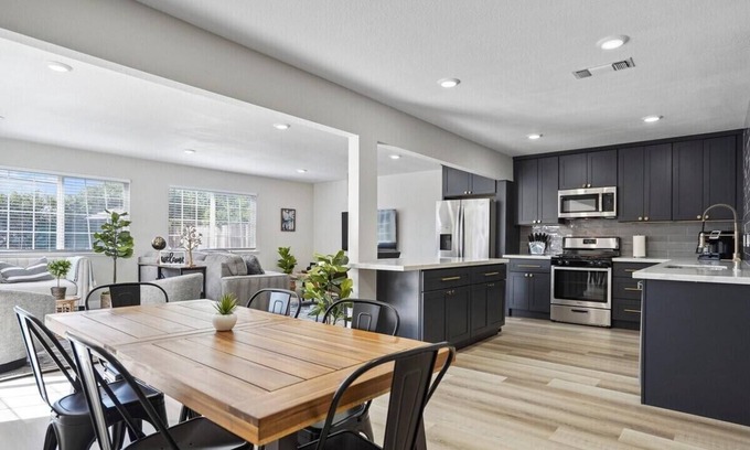 Citrus Heights Casa | Awesome Home * POOL * 3 King Beds * 65" TV * BBQ
