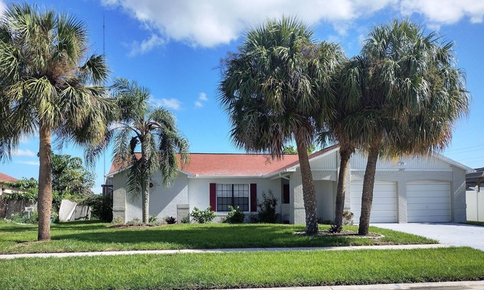 Tarpon Springs Casa | Awesome Lake View Home