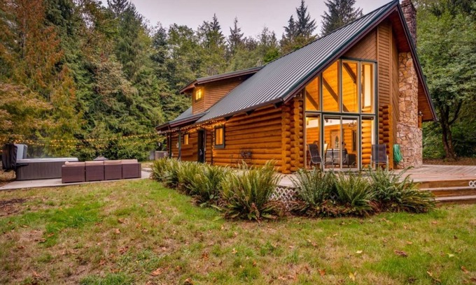 Brightwood Casa | Awesome Log Home w/ Separate Cabin on Two Acres, Pet Friendly, Hot Tub, Patio,15 Miles to Mt. Hood