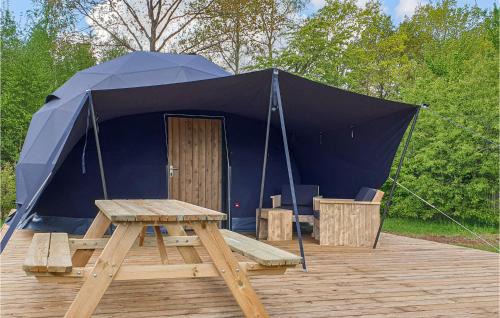 Hoogersmilde Otro | Awesome Stacaravan In Hoogersmilde