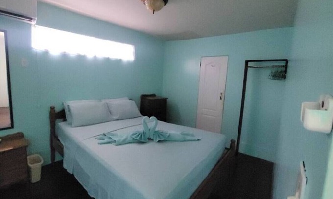 Cayo Corker Hotel | Axios Caye Caulker Family Bungalow Kitchen & AC