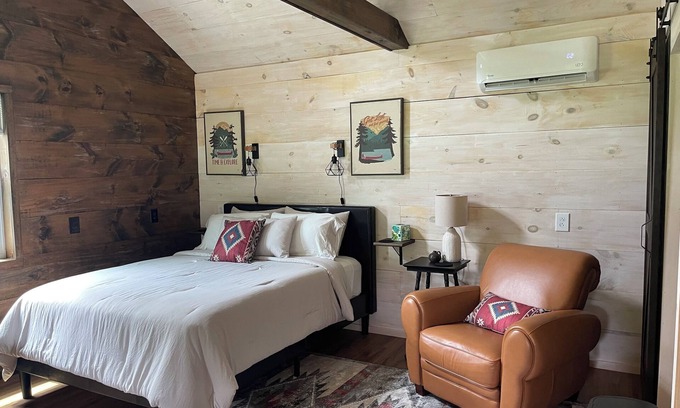 Painted Post Cabina | Ayers' Acres ~ Cabin 4, cozy cabin for 2 near Corning-Watkins Glen-Finger Lakes
