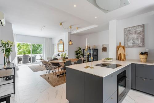Marbella Apartamento | Azahara 2, Contemporary Scandinavian style open plan apartment with 2 terraces