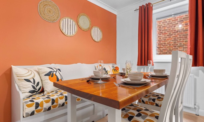 Syon Apartamento | Azalea Apartment: Home comforts by the river