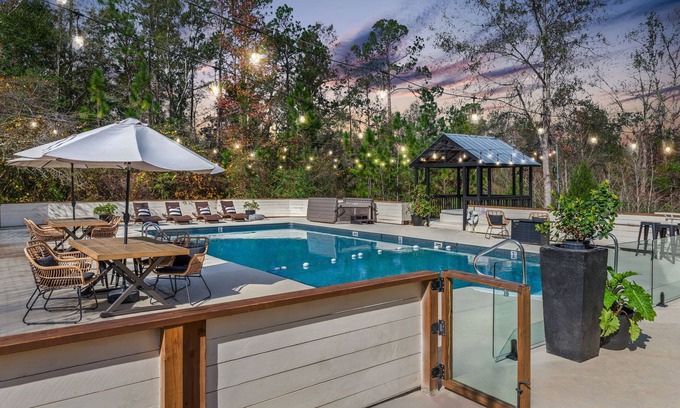 Cantonment Casa | Azalea Pines | Secluded Retreat w/ HOT TUB + Pool!