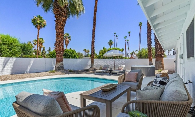 Sunrise Vista Chino Casa | AZAREN Guest House Palm Springs