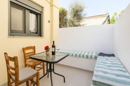 Petalidi Apartamento | Azure Seaside Retreat in the Heart of Petalidi