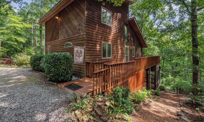 Dahlonega Cabina | Azure Springs- Secluded Mountain Retreat in Dahlonega. Perfect for Families!