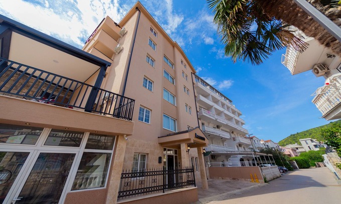 Maini Apartamento | Azzuro Apartments