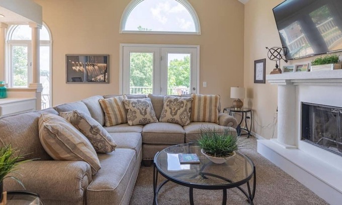 Table Rock Villa | B 32-3 3rd Night Free in Sept/Oct Private 3 Bedroom Villa with garage, no stairs