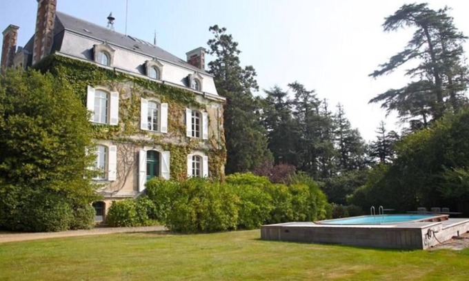 Brissac Loire Aubance Hotel | B & Brissac, mansión en finca arbolada