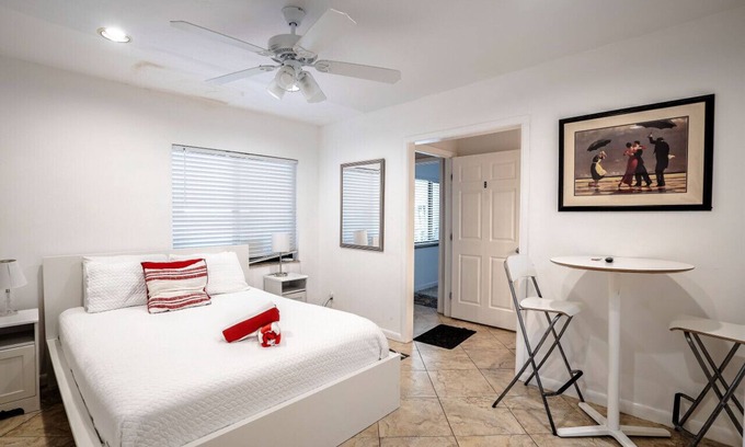 Hendricks and Venice Isles Apartamento | B efficiency Off Las Olas on the water free kayaks
