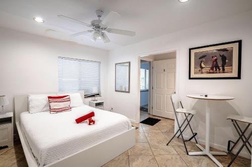 Hendricks and Venice Isles Apartamento | B efficiency Off Las Olas on water free kayaks