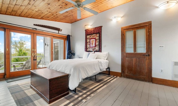 Loudon Otro | B - Farm Suite on a Cattle Farm
