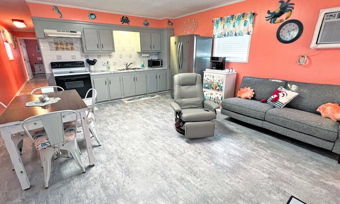 Grand Isle Casa | B & G Crab Shack Perfect a Small Group
