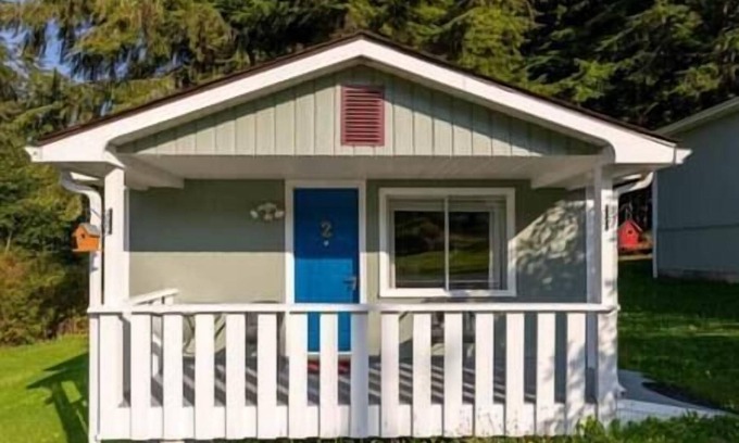 Alert Bay Cabina | (B) Queen's Cabin Comfort (non pet friendly)