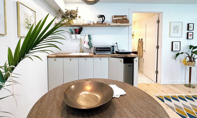 Catskill Apartamento | B/w Hudson and Hunter, a Catskill studio perfect for 2.