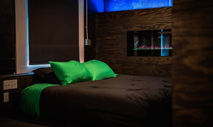 Sparta Cama Y Desayuno | Artsy, unique micro-hotel suite at b3experience, Suite 2: Brain King Suite