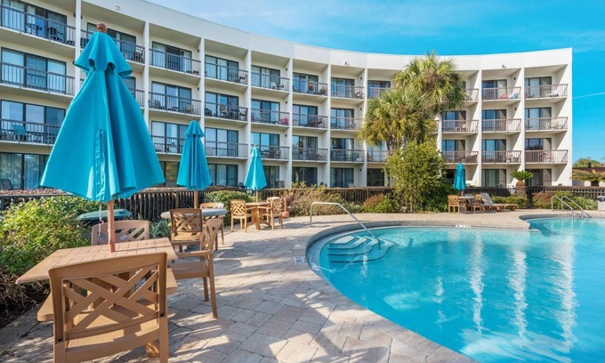 Fort Walton Beach Condominio | B304– Recently Remodeled Waterfront Studio with Pool, Balcony & Marina Views!