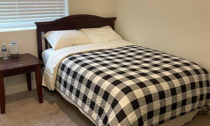 Roseville Casa | B4- Cozy room with private bathroom at west park