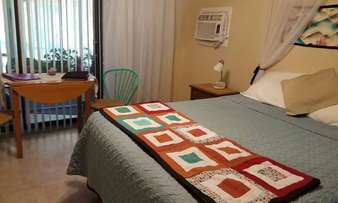 Cottonwood-Verde Village Apartamento | Babe's Garden, Private entrance w/ Private Bath