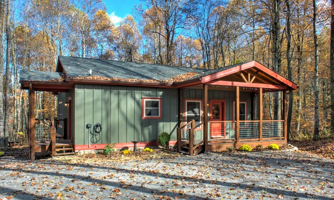 Skyland Casa | Baby Bear | Quiet Cabin on Bearwallow Mountain | Hot Tub and Near Hiking Trails