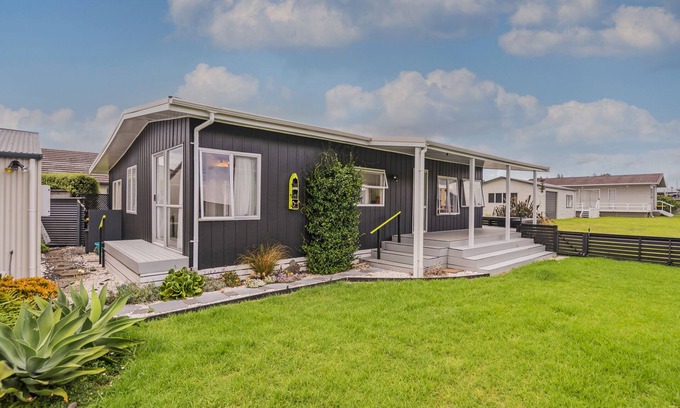 Whangamata Casa | Bach Life on Seabreeze - Whangamata Holiday Home
