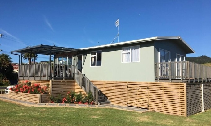 Waihi Beach Casa | Bach en Wallnutt: extremo norte soleado, a 200 m de la playa y hermoso sol de la mañana
