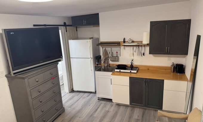 Vanier North Apartamento | Bachelor suite-Steps away from Beechwood Village. Pet friendly!