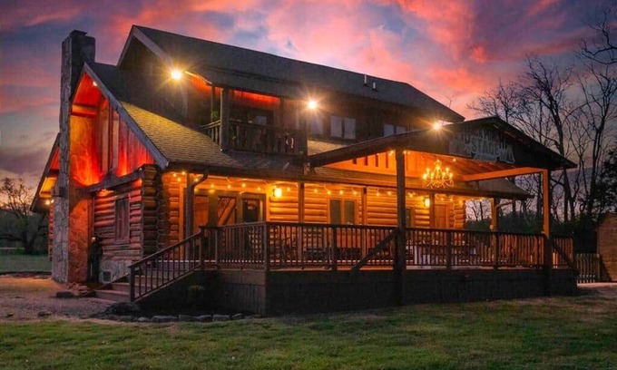 Whites Creek Casa | Back Porch Lodge on 5 Acres! Pool, Hot Tub, Creek!