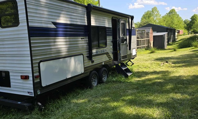 Carbon Hill Alquiler De RV | Back road camper in New Straitsville on monday creek and by old mans cave.