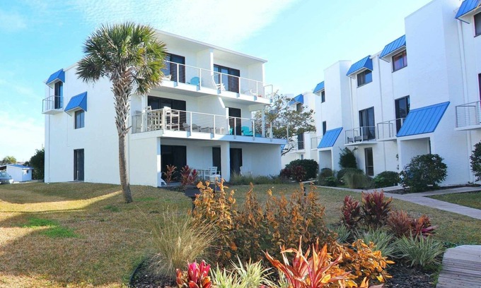 St. George Island Condominio | New Furniture! 2-bedroom condo just steps from the beach and community pool.