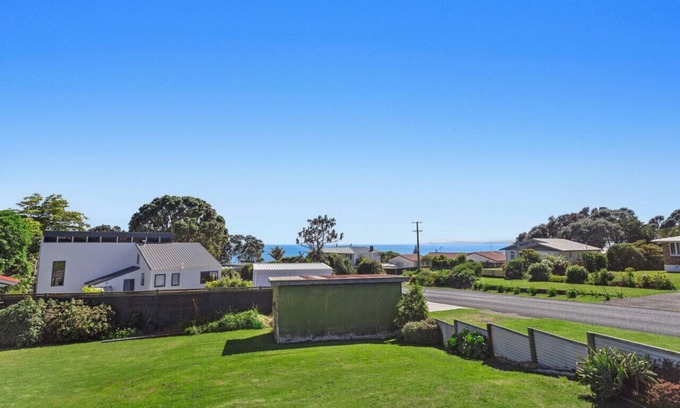 Waiotahi Casa | Back to the Beach Bach- Whole House- 4 guests- One price