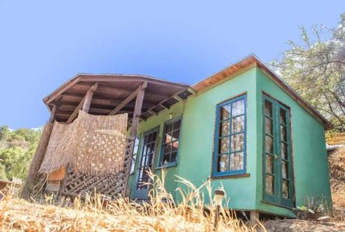 Topanga Chalet De Esquí | Backpacker's Dream with detached bathroom, private trails and creek!