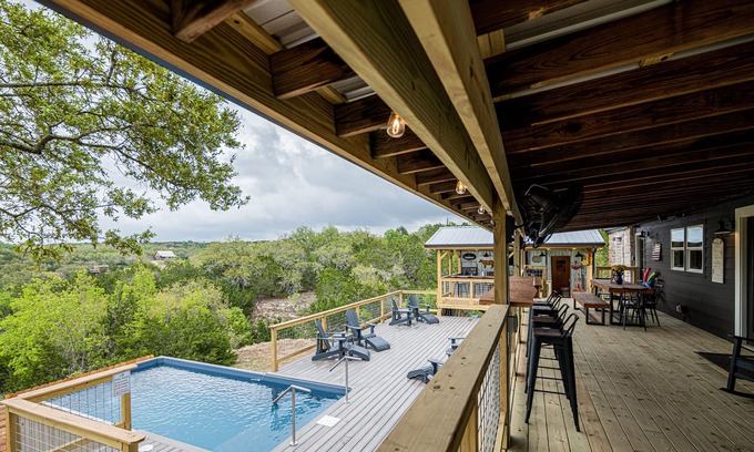 Dripping Springs Casa | Dream Outdoor Space + Pavilion Hang out, Heated Pool Option & Dogs Welcome! Nearby Wineries!