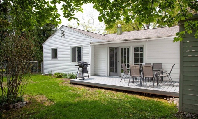 Western Gardens Casa | Backyard Bungalow: Dog Friendly with Fenced Yard