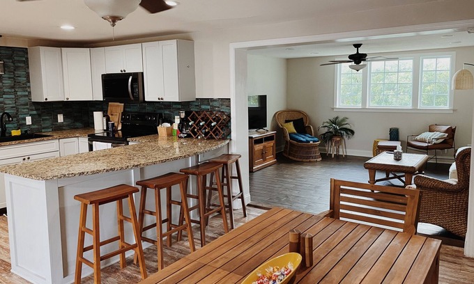 Ruskin Casa | Backyard Dolphins, 1 Miles to Beach, Sleeps 8, Private Hot Tub, & Full Kitchen