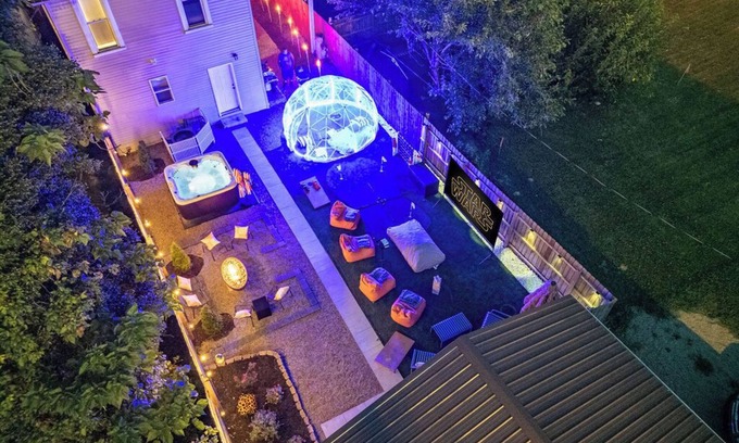 Near East Columbus Casa | Backyard Escape: Outdoor Movie, Dome, Mini Golf, hot tub, fire pit, grill, mural