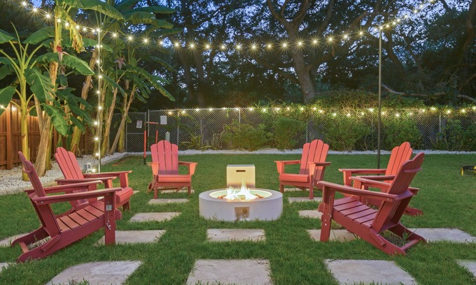 Palm Harbor Casa | Backyard Games, Fire Pit, Heated Pool, Near Beach