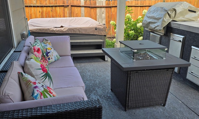 Spring Casa | Backyard Getaway! Near IAH Airport! Hot Tub!