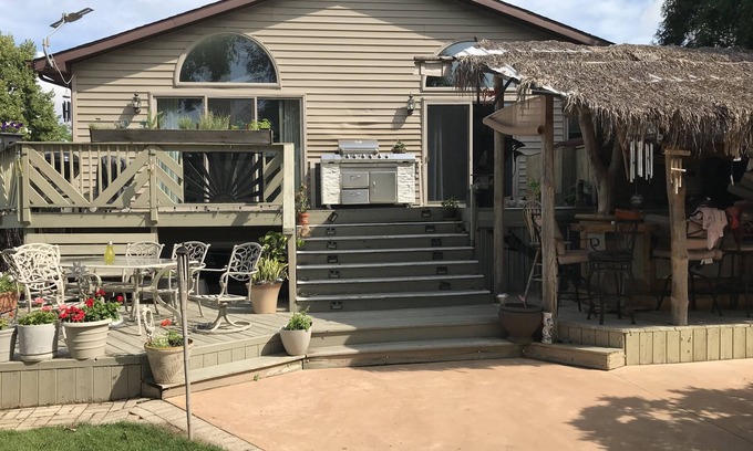 Appleton Casa | Backyard Paradise Appleton WI>Sleeps 6 to 8, 4 bedrms, 3 bath,25 minutes from GB