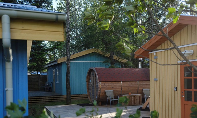 Hveragerdi Cabina | Backyard Turquoise House. Cozy cabin with hot tub and sauna.