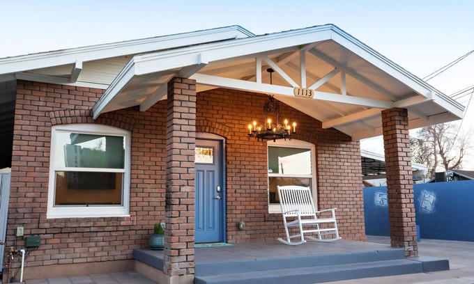 Garfield Casa | Bad Ass Bicycle Bungalow - Historic Downtown Phoenix Home - 7 mins to Airport