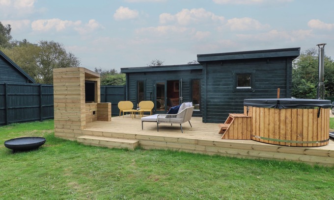 North Luffenham Cabaña | BADGER'S BURROW, pet friendly, with hot tub in Edith Weston