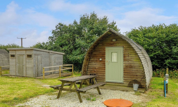 Liskeard Cabaña | BADGER SET @ PENBUGLE ORGANIC FARM, pet friendly in Duloe