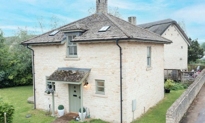 Cirencester Cabaña | Badgers Lodge - MV37 - Lakeside Spa Property