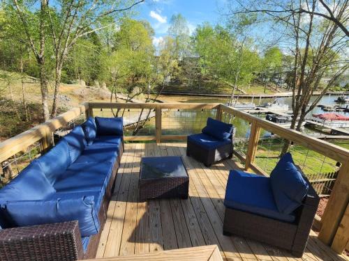 New London Casa | Badin Shores Lake Home Lots of Amenities