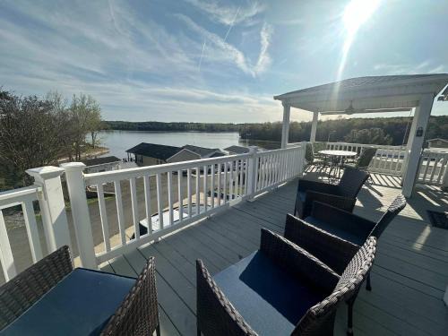 New London Casa | Badin Shores Resort - Excellent Lake View Home - Pools & Lots of Amenities - Great Porch Area - Family