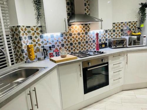 Bagshot Apartamento | Bagshot PennyHill Camberley Ascot Luxury 2 Beds 1 Bath Sleeps 4 Pets OK Permit Parking